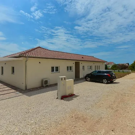 Vila Modern&spacious Four Bedroom With Swimming Pool - Regina Ae1444 *