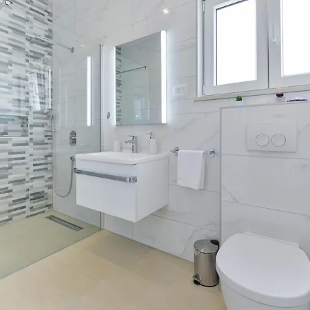Modern&spacious Four Bedroom With Swimming Pool - Regina Ae1444 Vila *