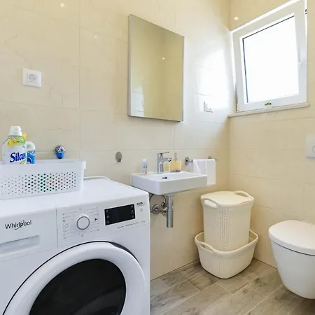 Vila Modern&spacious Four Bedroom With Swimming Pool - Regina Ae1444 *