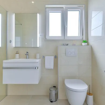 Modern&spacious Four Bedroom With Swimming Pool - Regina Ae1444 *