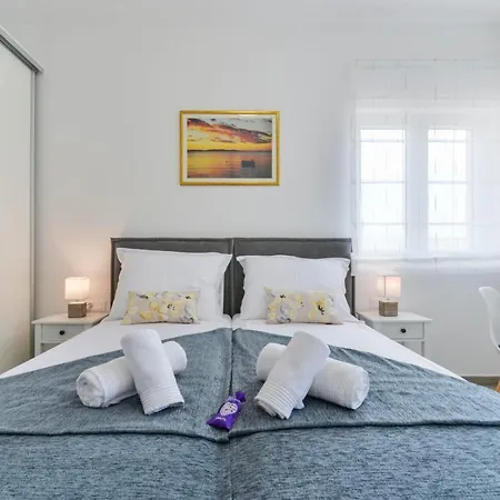 Modern&spacious Four Bedroom With Swimming Pool - Regina Ae1444 Vila